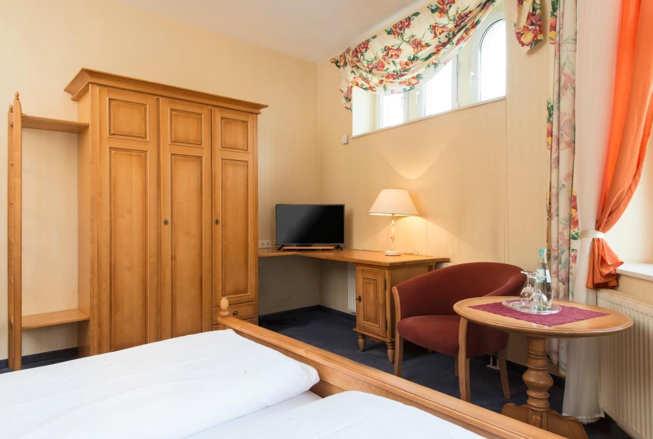 Neukirchen-Pleiße Hotel Schloss Schweinsburg מראה חיצוני תמונה