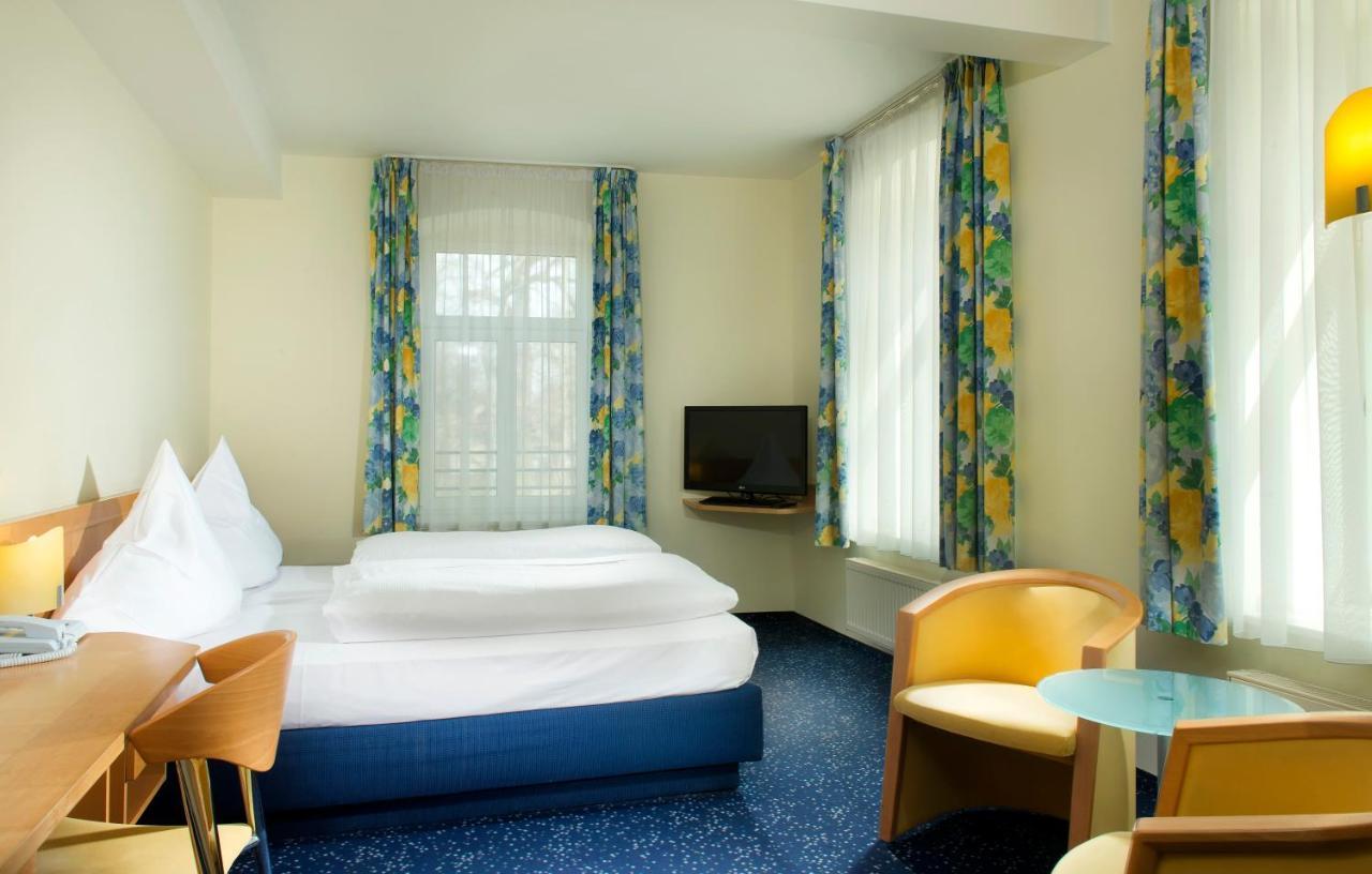 Neukirchen-Pleiße Hotel Schloss Schweinsburg מראה חיצוני תמונה