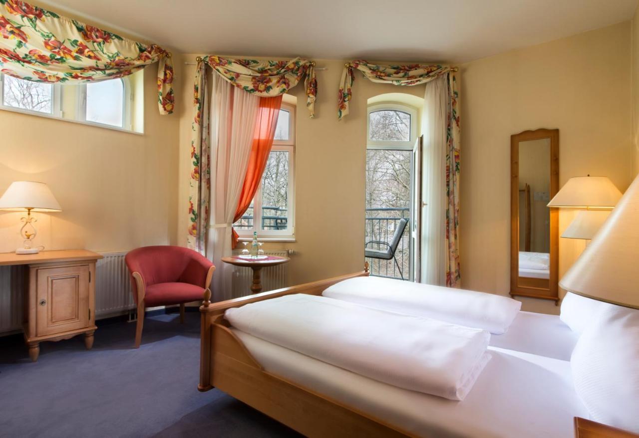 Neukirchen-Pleiße Hotel Schloss Schweinsburg מראה חיצוני תמונה