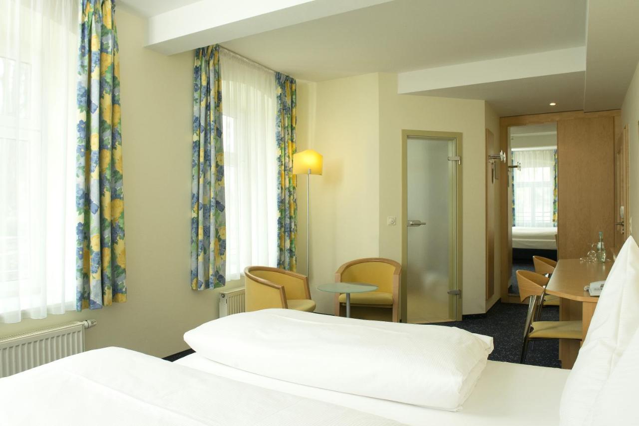 Neukirchen-Pleiße Hotel Schloss Schweinsburg מראה חיצוני תמונה