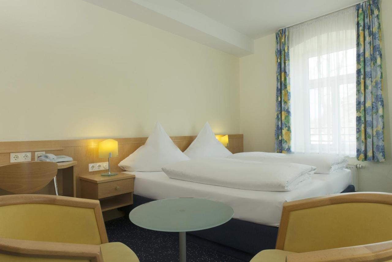 Neukirchen-Pleiße Hotel Schloss Schweinsburg מראה חיצוני תמונה