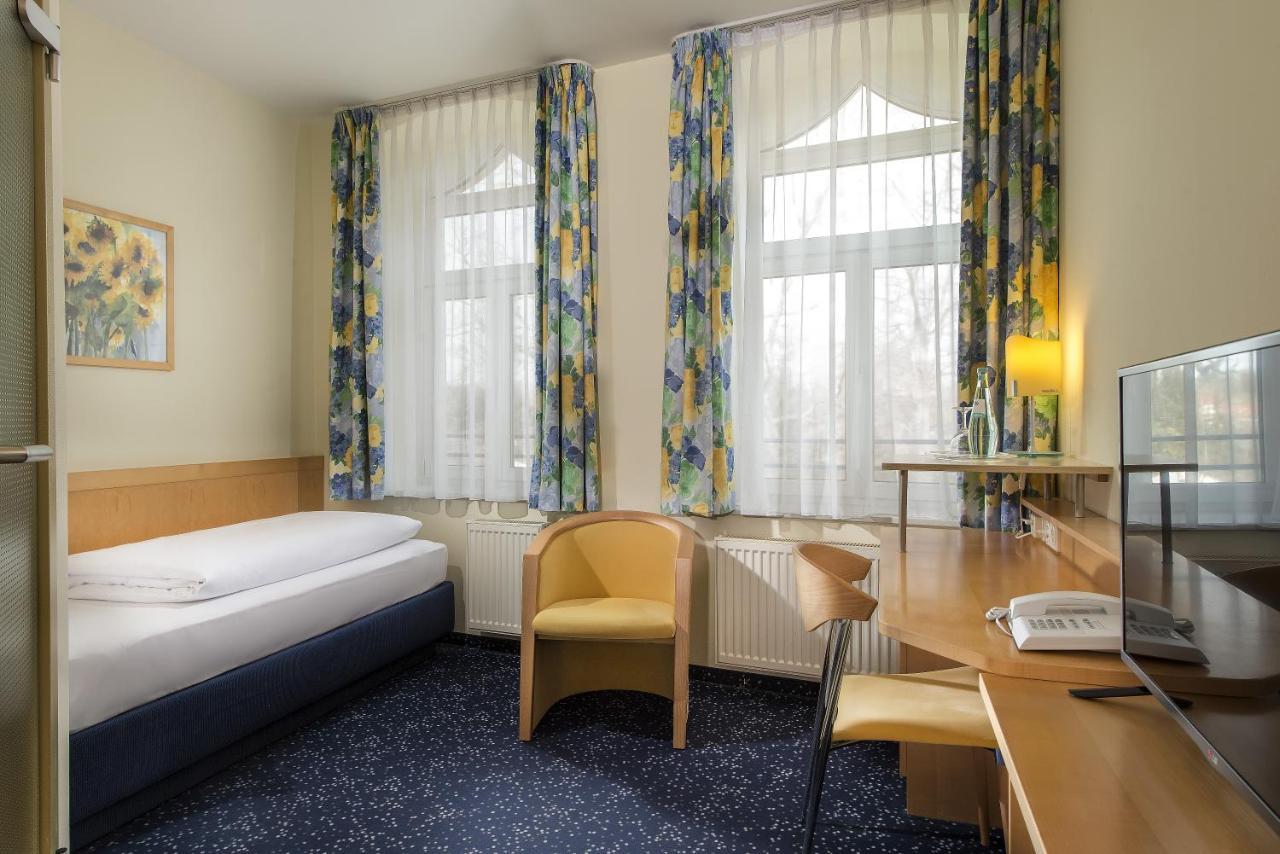 Neukirchen-Pleiße Hotel Schloss Schweinsburg מראה חיצוני תמונה