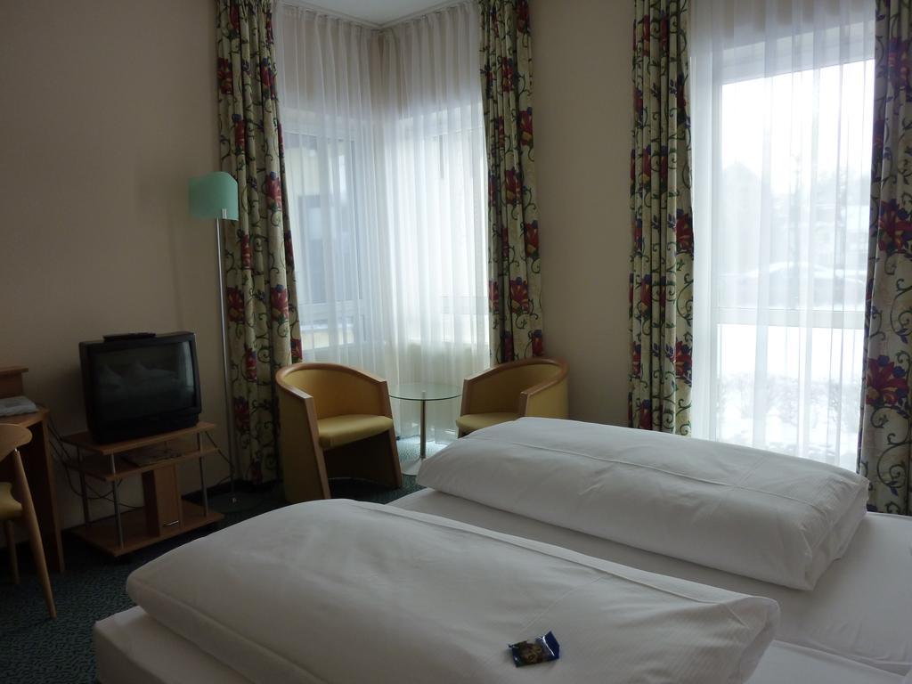 Neukirchen-Pleiße Hotel Schloss Schweinsburg חדר תמונה