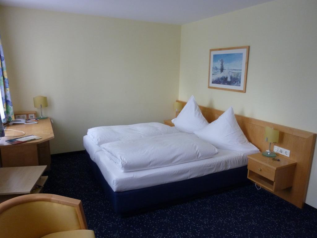 Neukirchen-Pleiße Hotel Schloss Schweinsburg חדר תמונה