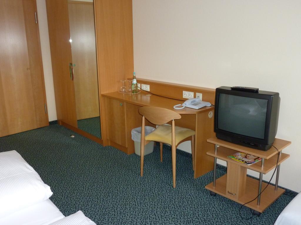 Neukirchen-Pleiße Hotel Schloss Schweinsburg חדר תמונה