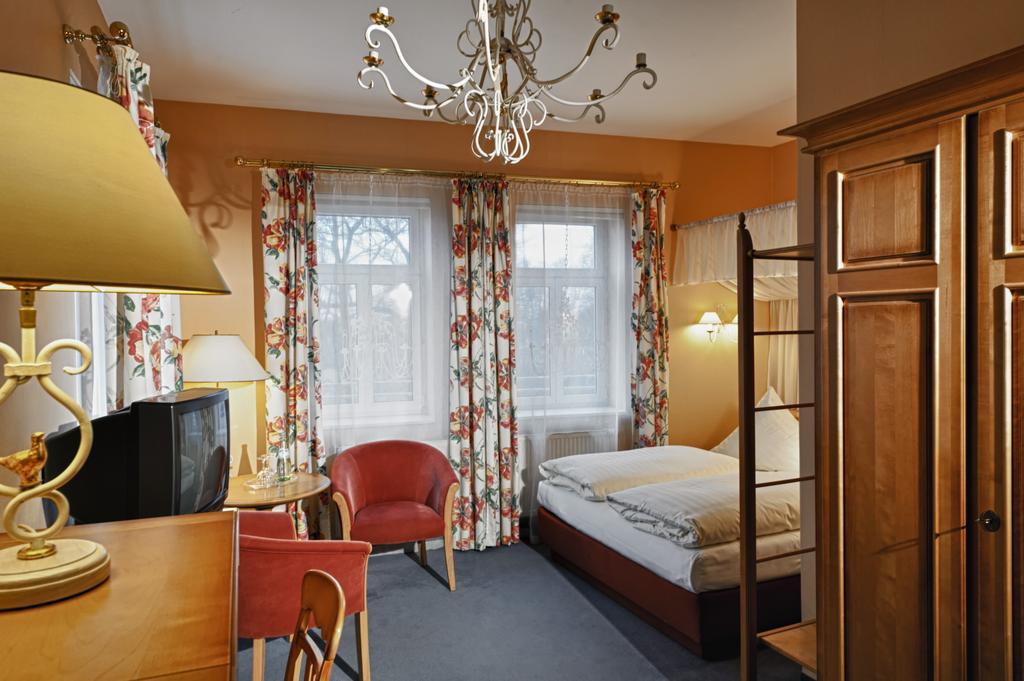 Neukirchen-Pleiße Hotel Schloss Schweinsburg חדר תמונה